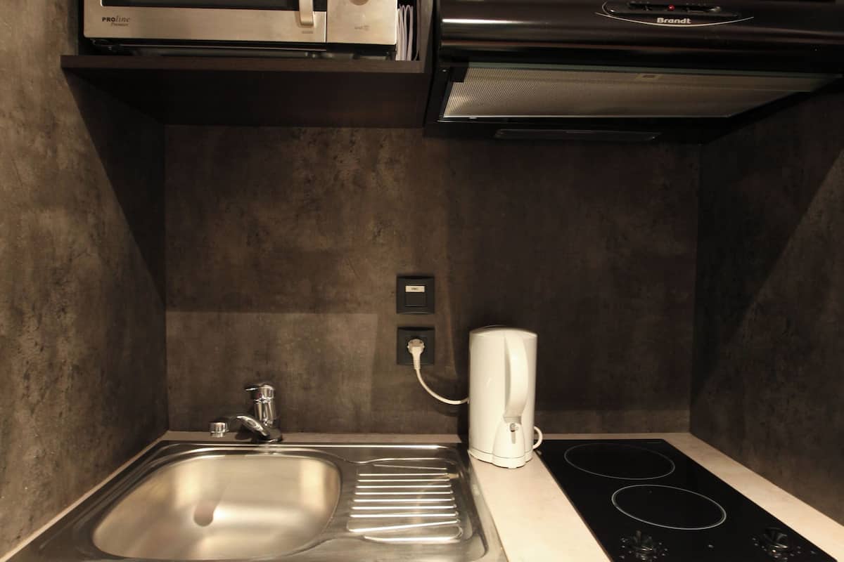 fridge, microwave, stovetop, dishwasher