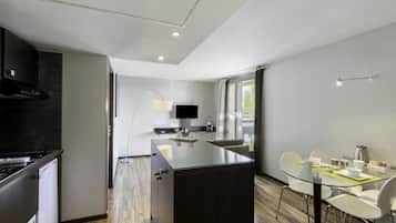 Fridge, microwave, stovetop, dishwasher