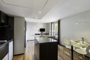 Fridge, microwave, stovetop, dishwasher - Best Western Park Hotel Geneve-Thoiry (Thoiry)