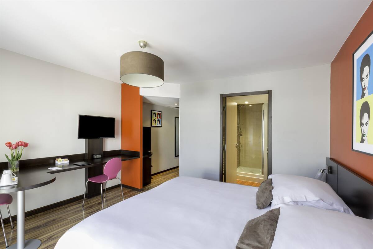 Comfort Room, 1 King Bed, Non Smoking, Kitchenette | In-room safe, desk, laptop workspace, blackout curtains