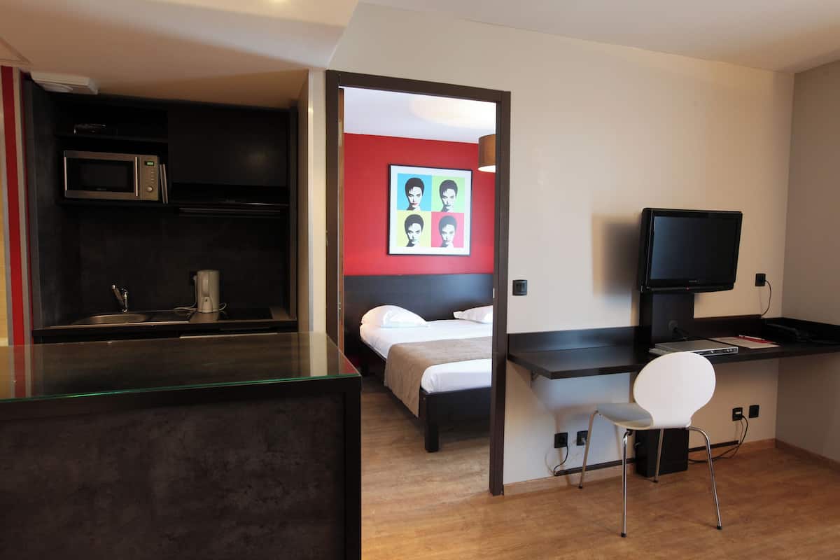 Superior Room, 1 Queen Bed, Kitchenette (Larger Room;with Sofabed)