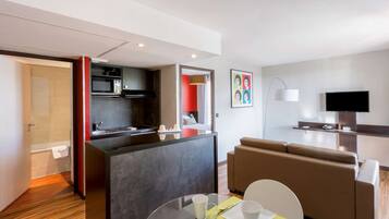 Suite, 1 grand lit et 1 canapé-lit, coin cuisine (with Sofabed) | Coffres-forts dans les chambres, bureau