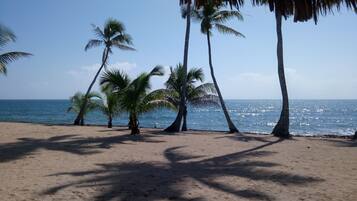 Pantai berhampiran, kerusi lepak pantai, tuala pantai