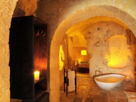 Superior Grotta | Bathroom | Free toiletries, hair dryer, bathrobes, slippers