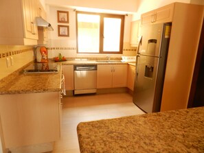 Fridge, microwave, stovetop, dishwasher
