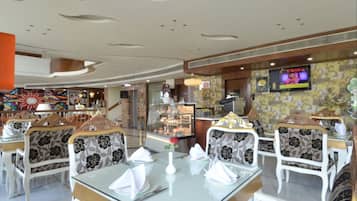 3 restaurants, breakfast served