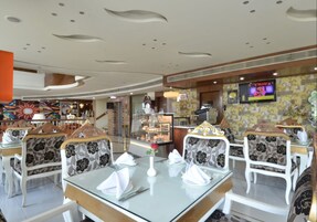 3 restaurantes, se sirve desayuno 