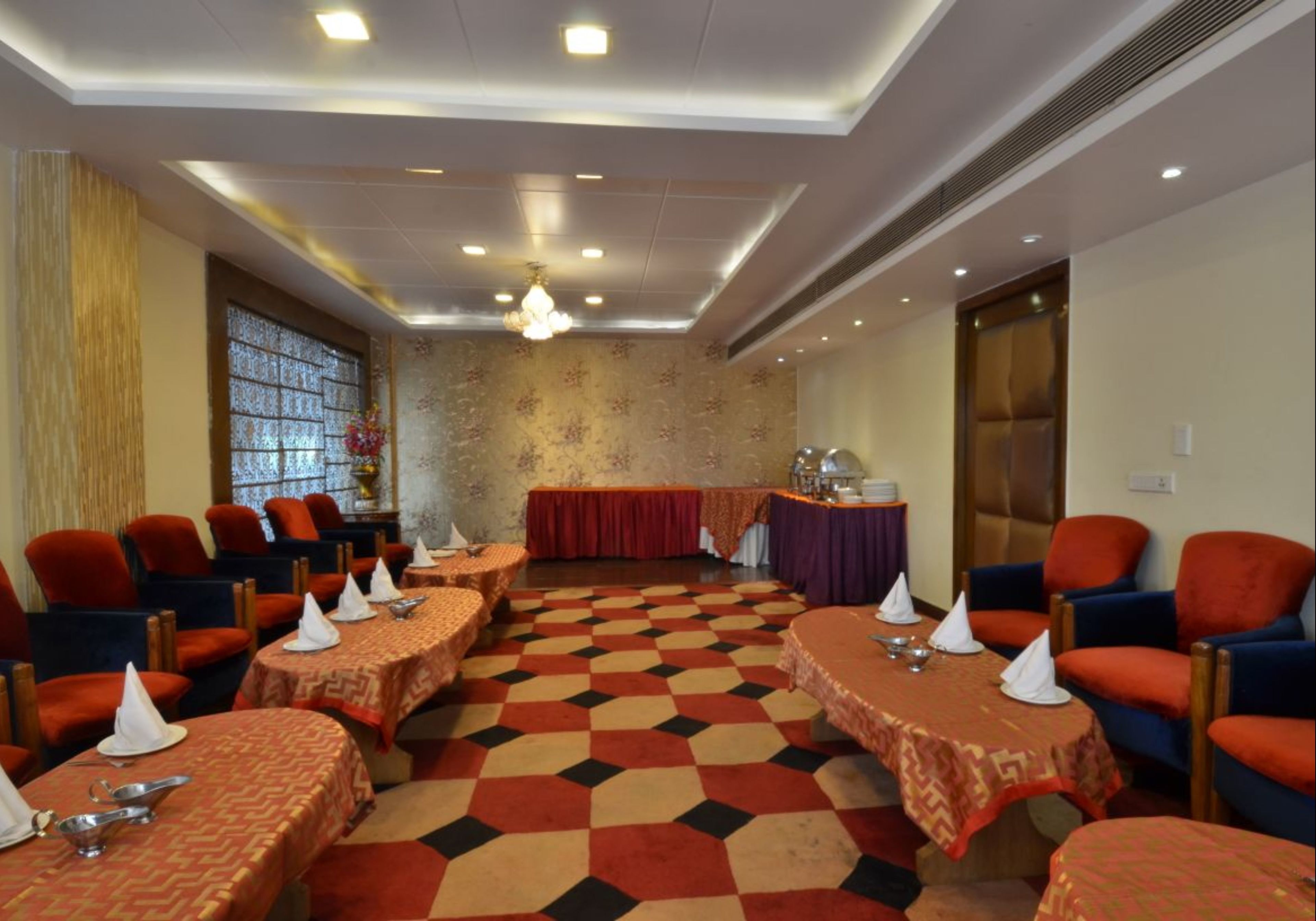 3 restaurants; breakfast, lunch and dinner served 