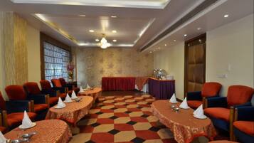 3 restaurants; breakfast, lunch and dinner served
