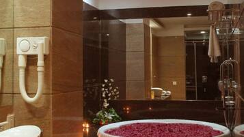 Royal Suite, 1 King Bed | Bathroom | Shower, free toiletries, hair dryer, towels