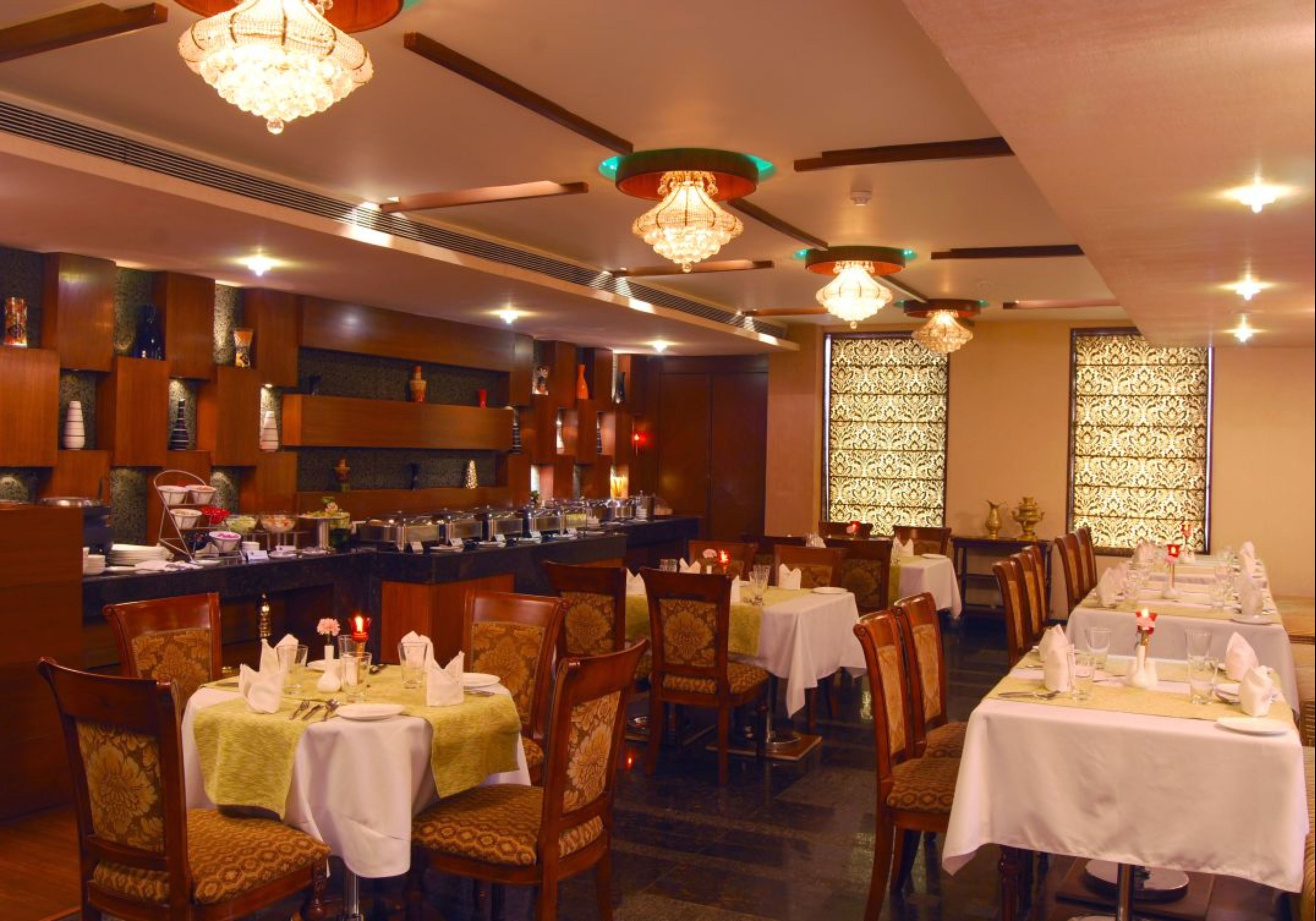 3 restaurants; breakfast, lunch and dinner served 