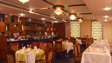 3 restaurants; breakfast, lunch and dinner served