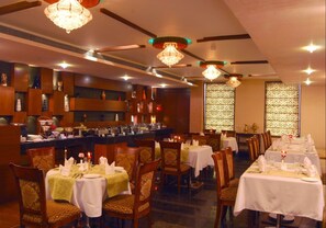 3 restaurants servant le déjeuner, le dîner et le souper