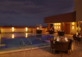 Una piscina techada, una piscina al aire libre