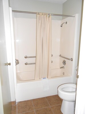 Badewanne, Regendusche, Haartrockner, Handtücher