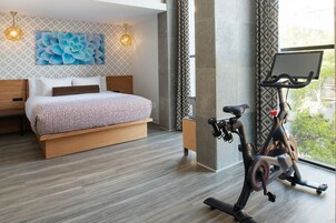 Premium bedding, desk, iron/ironing board, free WiFi