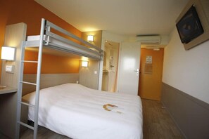 Triple room | Premium bedding, desk, free cribs/infant beds, free WiFi - Sweet and Smart Hotel - formerly Premiere Classe Hambach (Hambach)