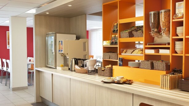 A breakfast bar with a coffee machine, toaster, and wicker baskets. - Sweet and Smart Hotel - formerly Premiere Classe Hambach (Hambach)