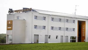 A modern hotel with a flat roof, multiple windows, and a prominent entrance. - Sweet and Smart Hotel - formerly Premiere Classe Hambach (Hambach)