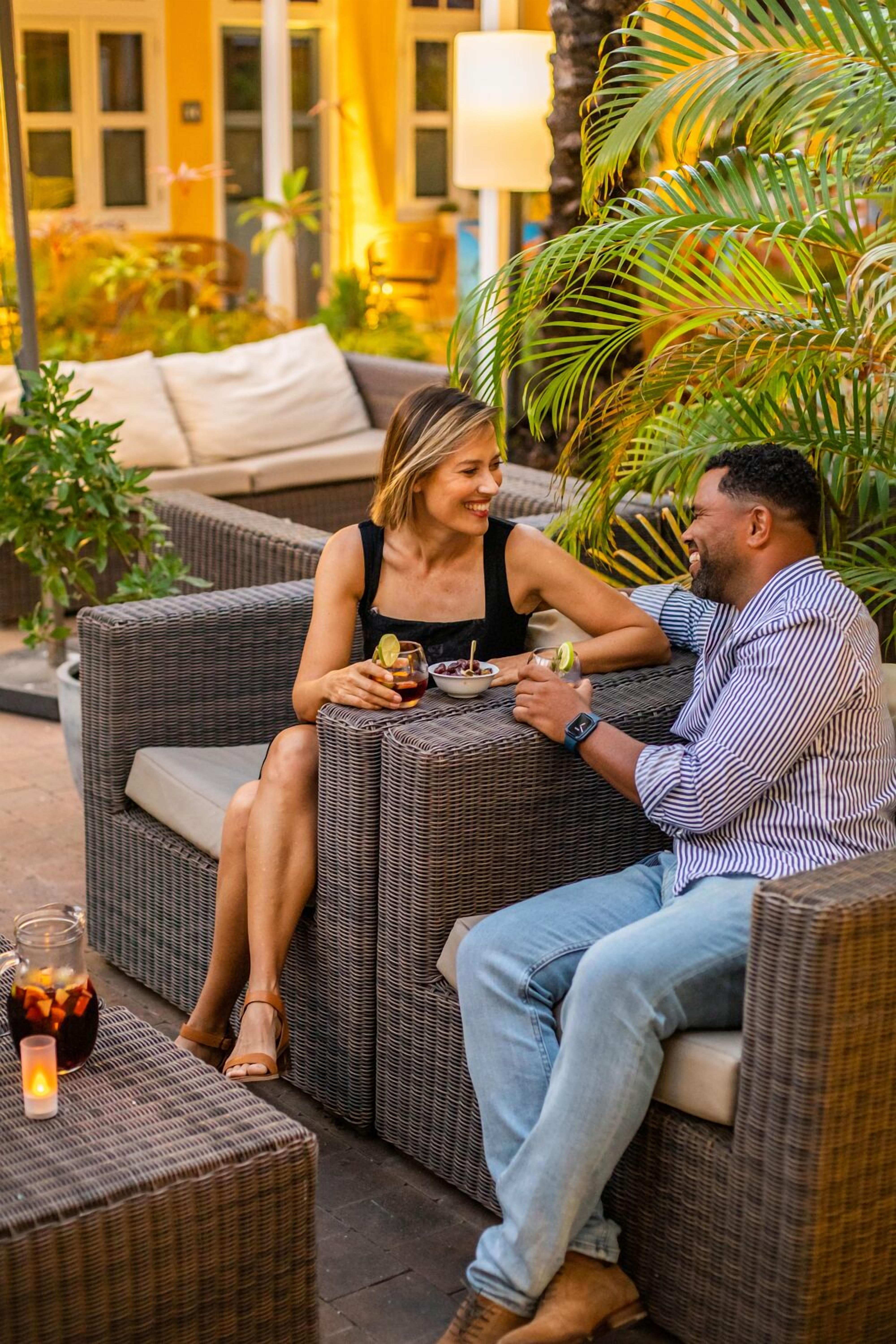 Frokost og middag serveres, middelhavsretter, utsikt mot hagen 