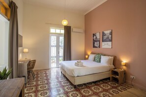 Quarto luxo, varanda | Roupas de cama premium, cofres nos quartos, escrivaninha