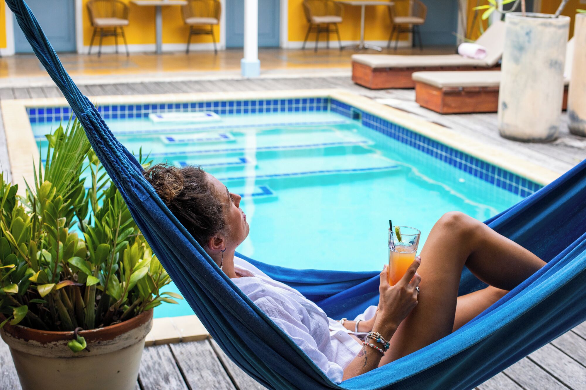 Utendørsbasseng og solsenger