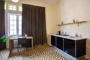 Deluxe kamer | Luxe beddengoed, een kluis op de kamer, een bureau