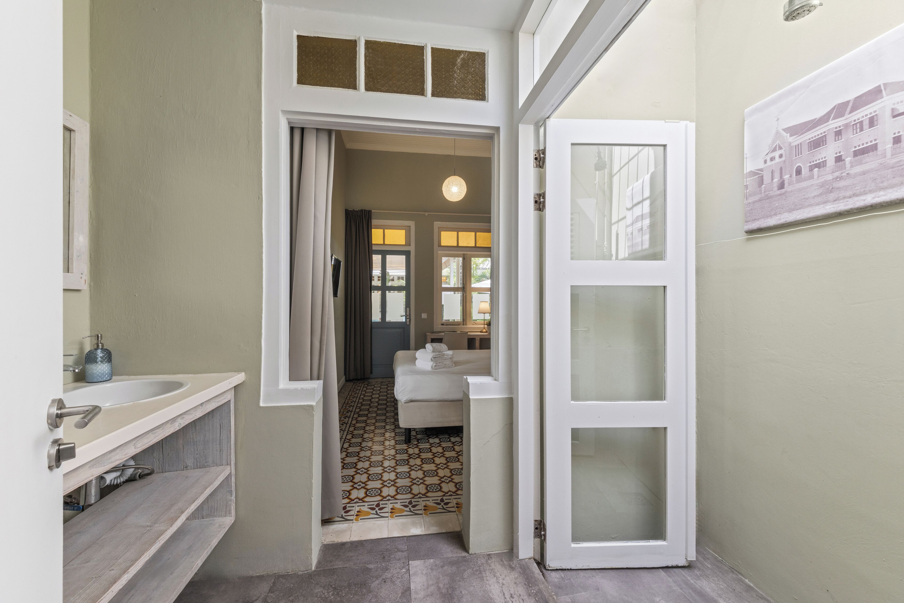 Kamar Comfort, 1 Tempat Tidur Queen | Seprai premium, brankas, meja kerja, dan setrika/meja setrika