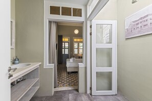 Comfort Room, 1 Queen Bed