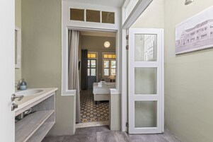 Comfort Δωμάτιο, 1 Queen Κρεβάτι | Κλινοσκεπάσματα υψηλής ποιότητας, χρηματοκιβώτιο στο δωμάτιο, γραφείο 