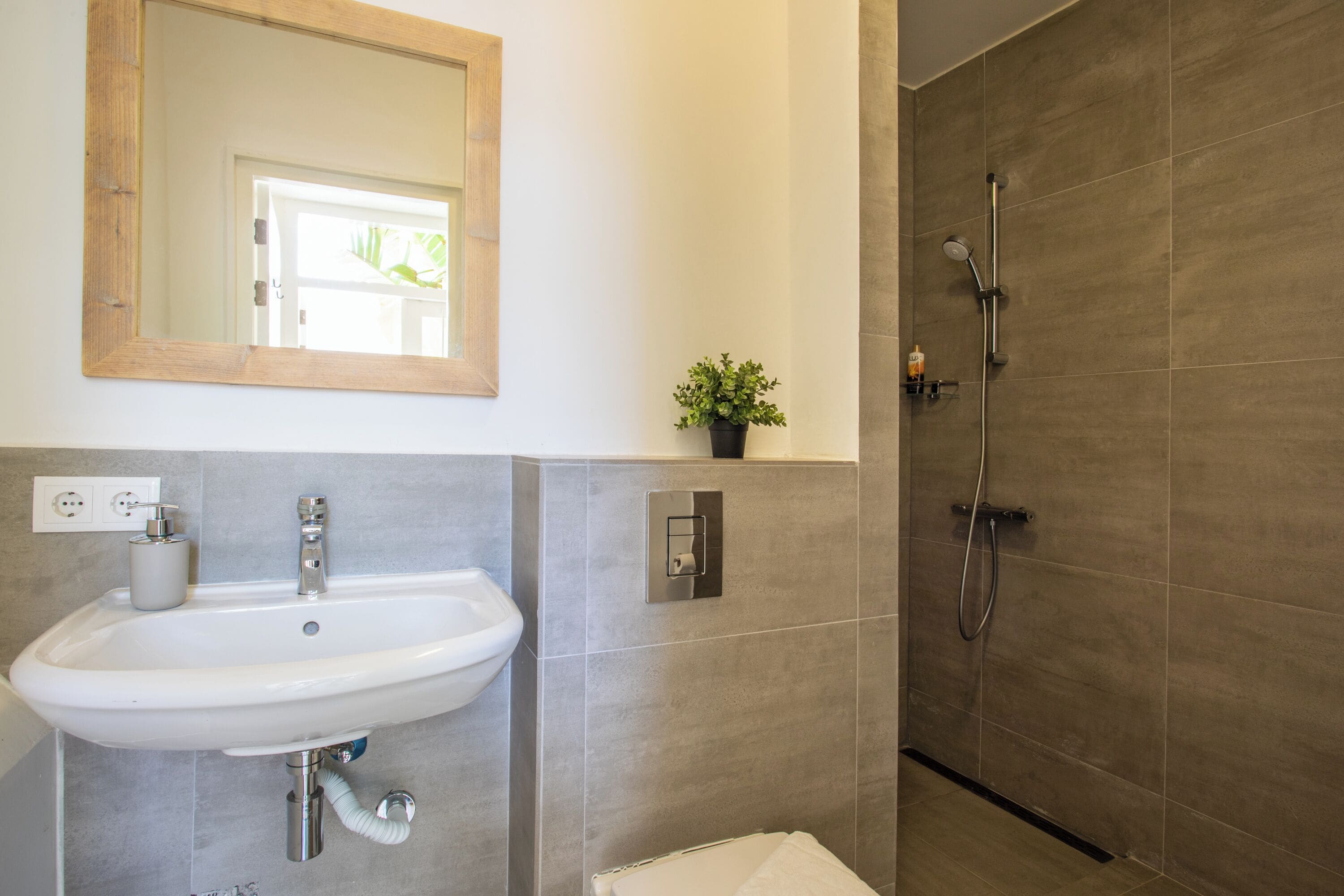 deluxe room, patio | premium bedding, in-room safe, desk, iron/ironing board