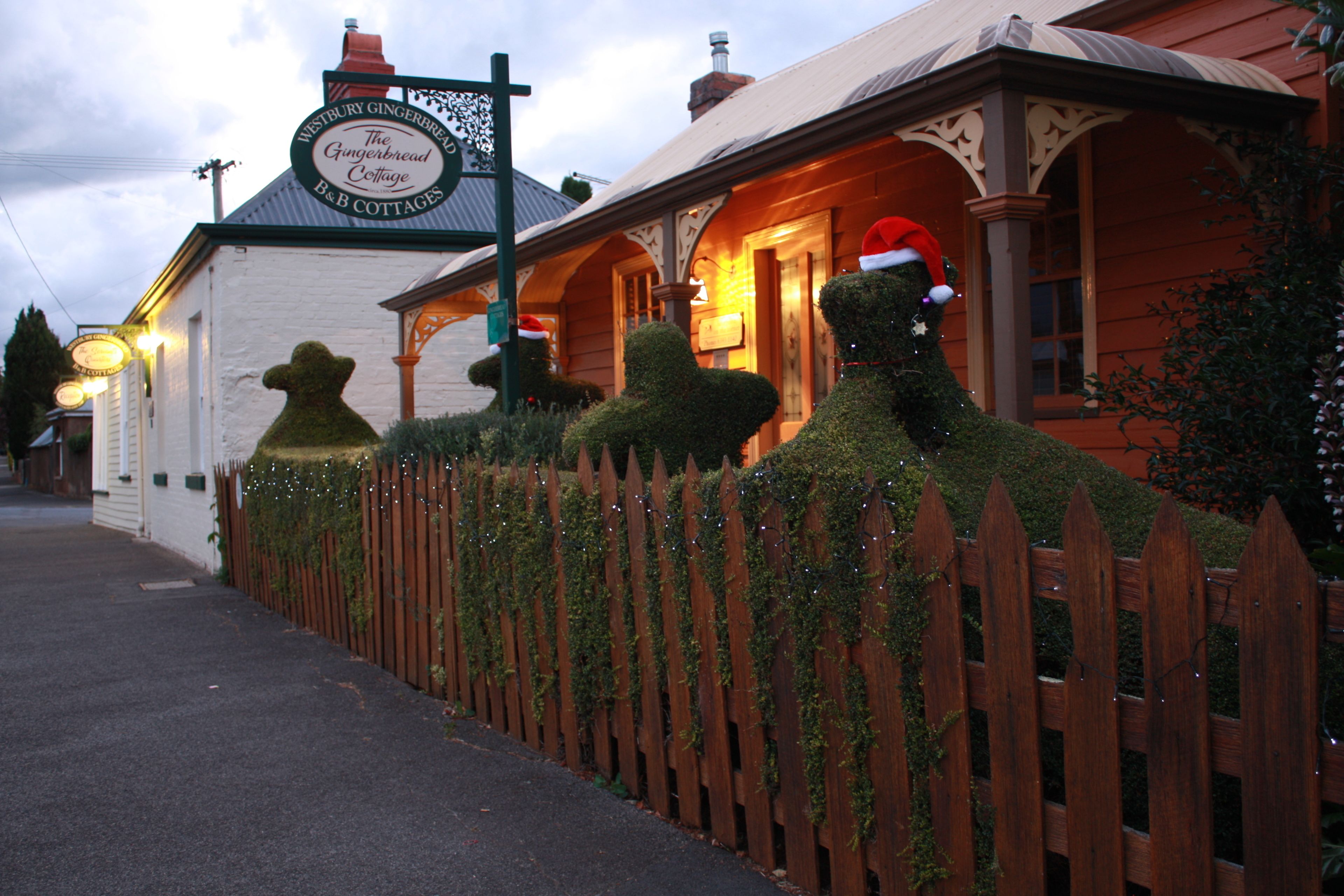 Mặt tiền nơi lưu trú - ban đêm