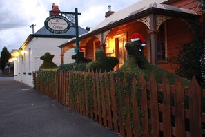 ด้านหน้าที่พัก - ตอนเย็น/กลางคืน