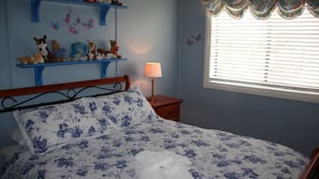 Bungalow | Individually furnished, iron/ironing board, free WiFi, bed sheets