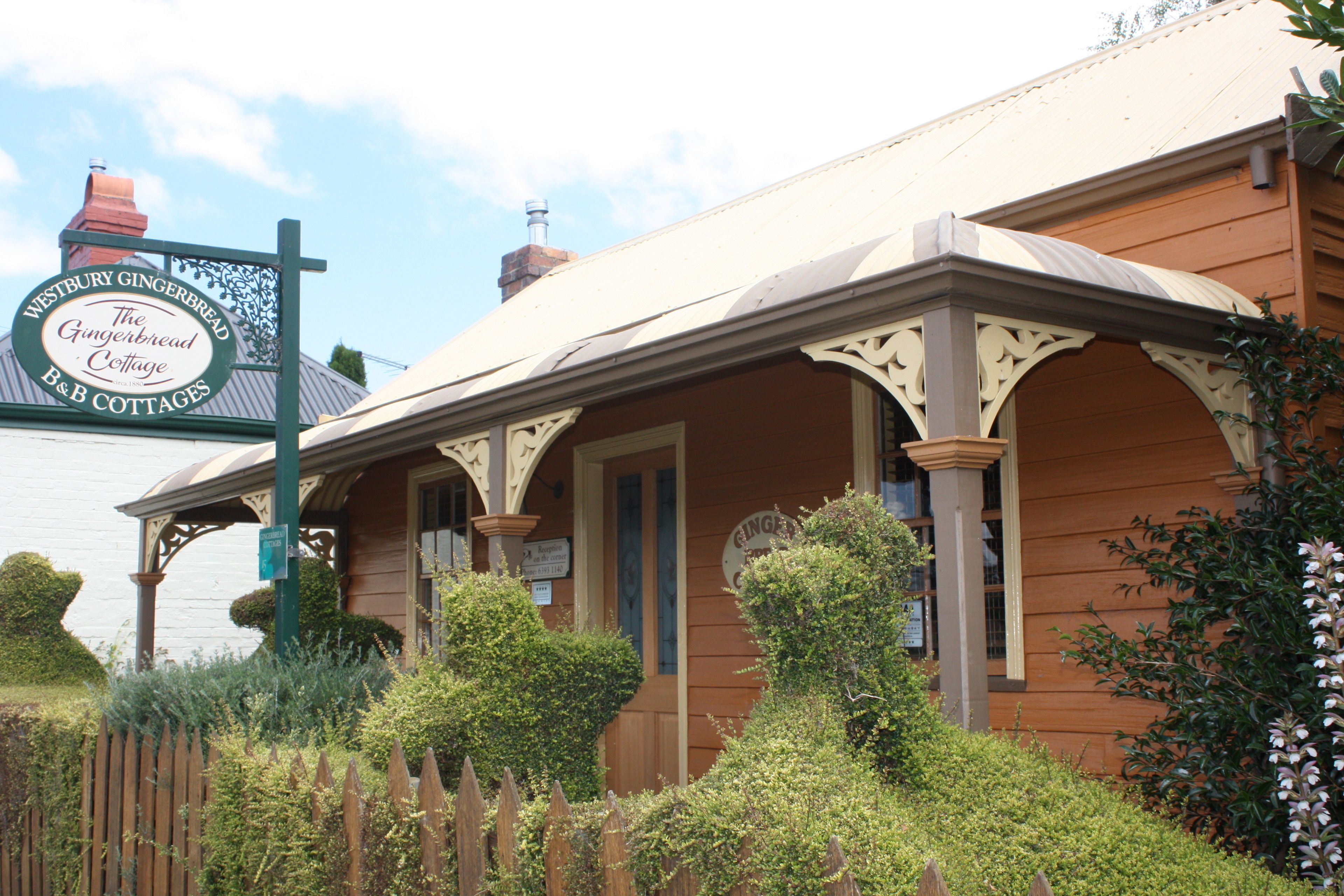 Un xalet de fusta tradicional amb un rètol que diu 'The Gingerbread B&B Cottages'.