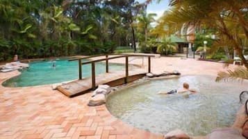 Piscina externa, espreguiçadeiras