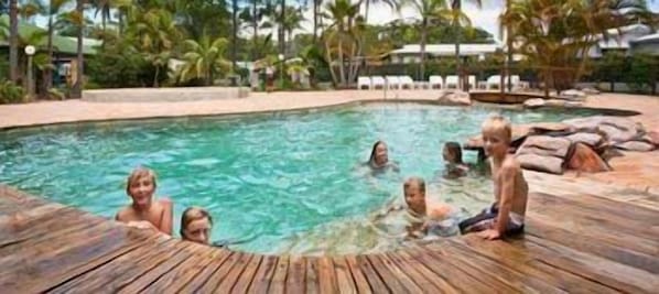Piscine extérieure, chaises longues