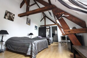 Habitación familiar, en edificio anexo | Ropa de cama de alta calidad, colchones viscoelásticos, escritorio