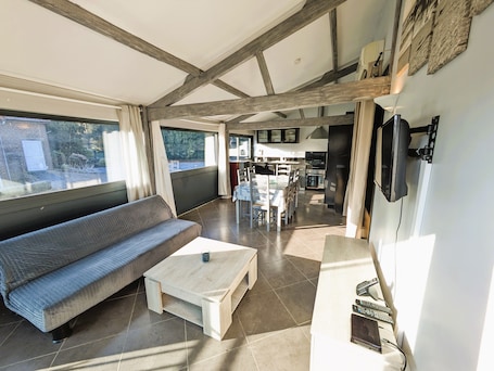 Standard-Haus, 2 Schlafzimmer | Hochwertige Bettwaren, Betten mit Memory-Foam-Matratzen, Schreibtisch. Château de Quesmy