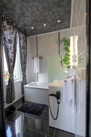 chambre Saphir | Baño | Artículos de higiene personal gratuitos, secador de pelo y toallas