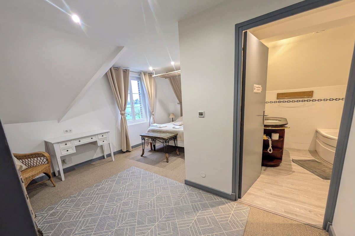 Habitación superior, 1 cama matrimonial, hidromasaje | Ropa de cama de alta calidad, camas con efecto memoria y escritorio
