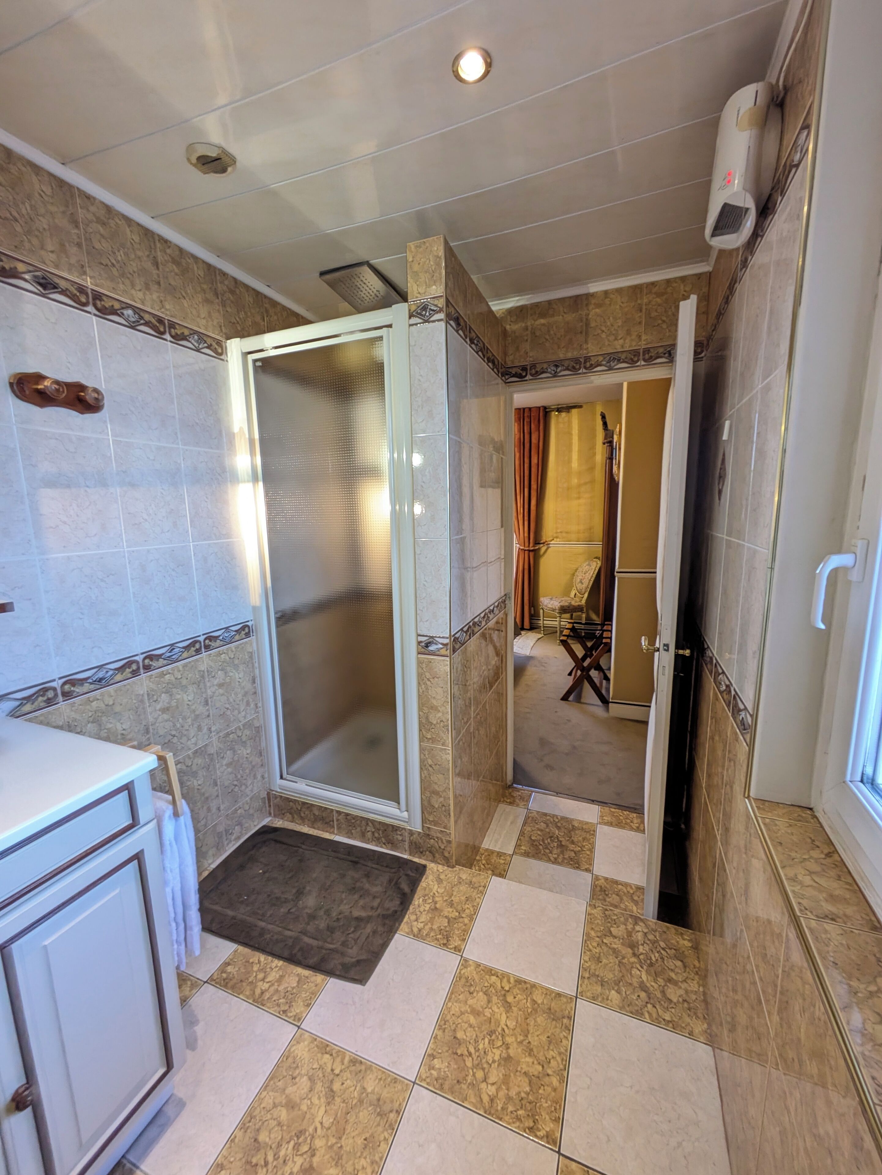 Un baño con ducha, lavamanos e inodoro.