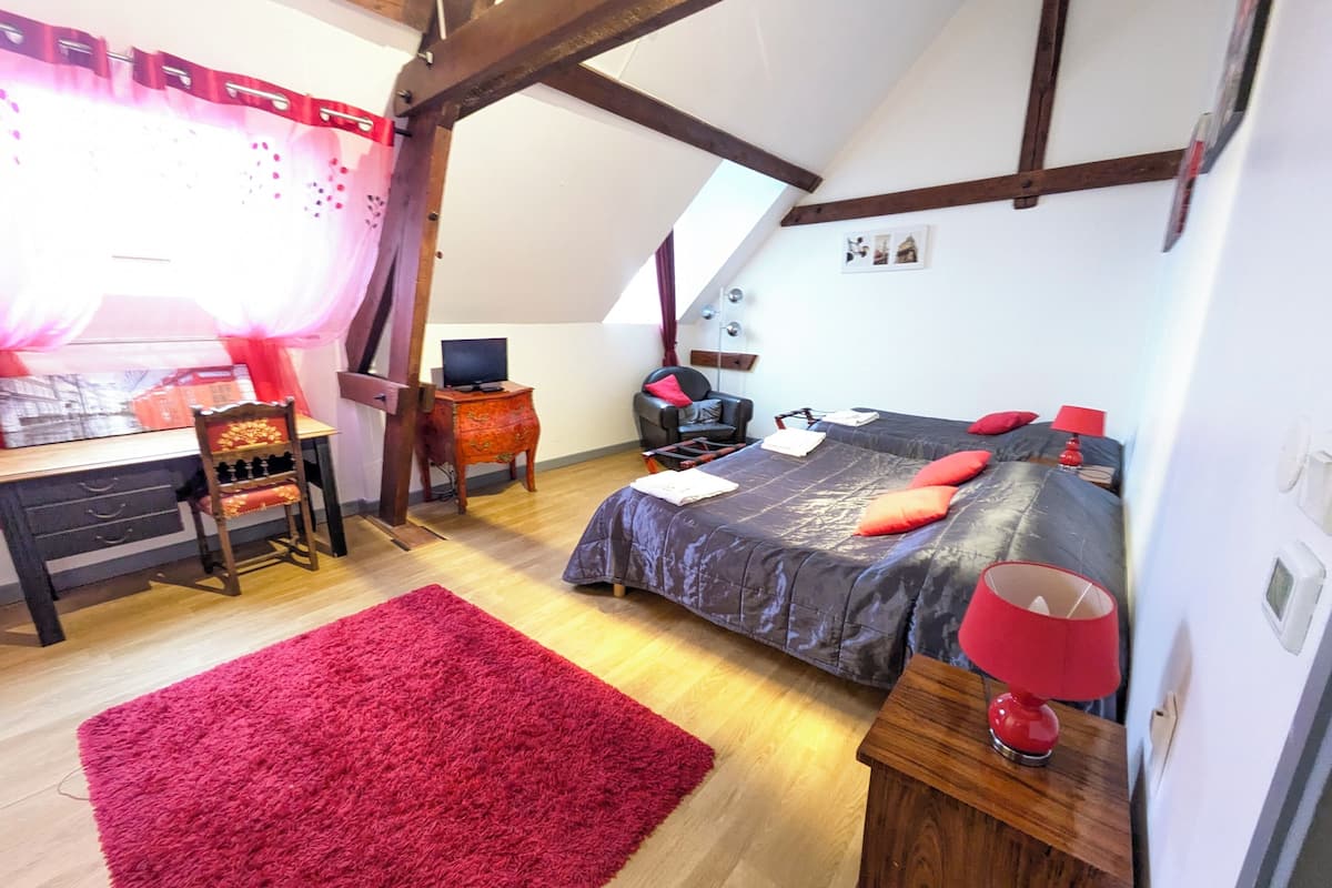 Habitación triple de diseñador, baño privado | Ropa de cama de alta calidad, camas con efecto memoria y escritorio