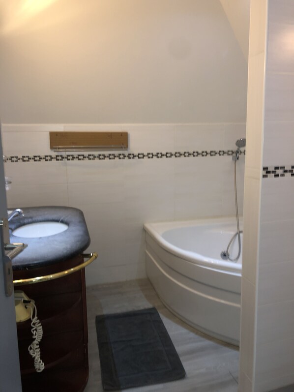 Un baño con inodoro, lavamanos y bañera.