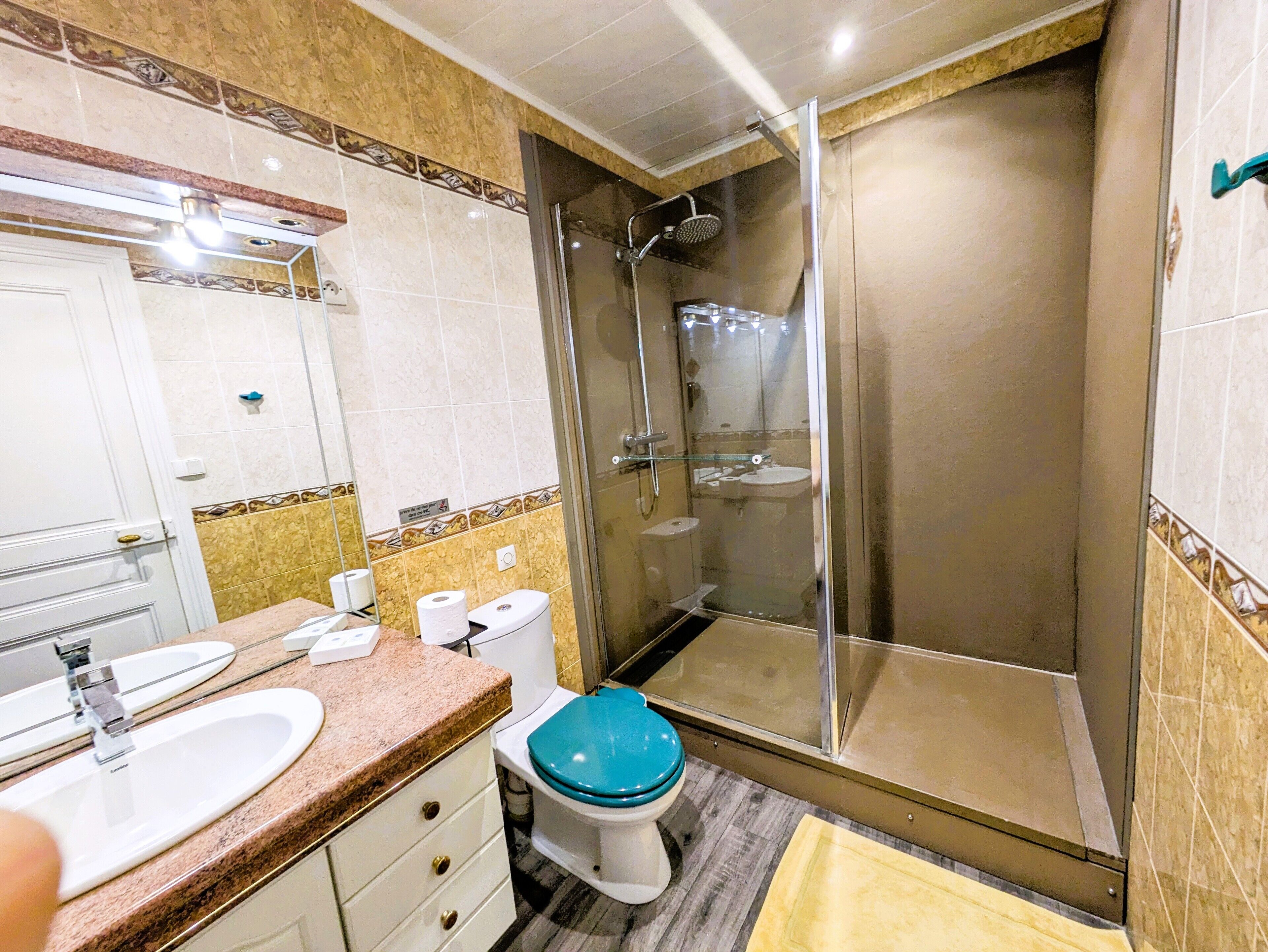 Un baño con lavamanos, inodoro y ducha.