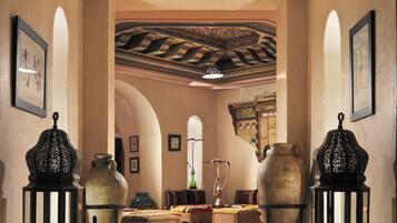 Un couloir agrémenté de lanternes décoratives, un grand vase et un espace salon aménagé dans le style traditionnel.