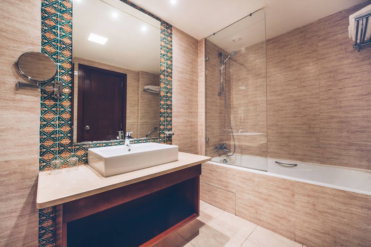 combined shower/bathtub, eco-friendly toiletries, towels