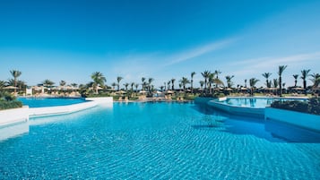 Piscine couverte, piscine extérieure, chaises longues