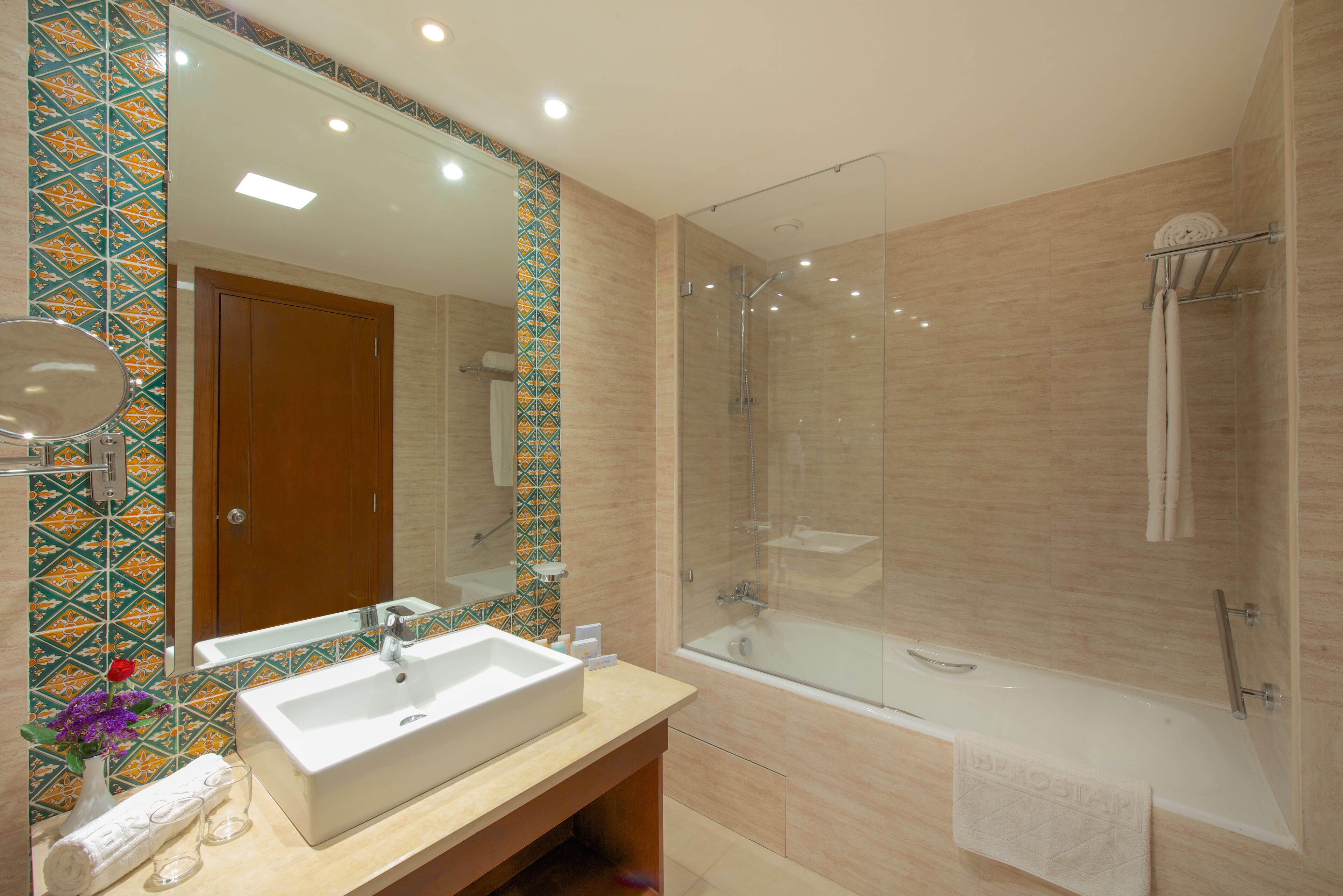 combined shower/bathtub, eco-friendly toiletries, towels