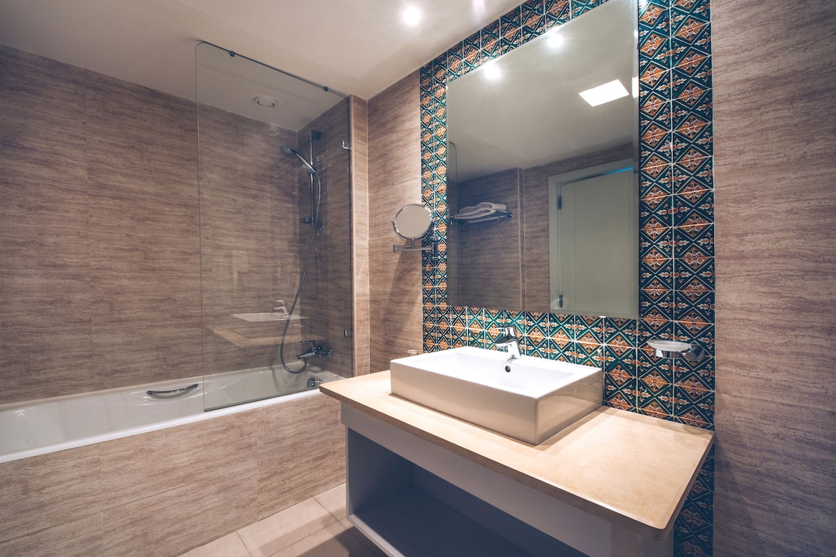 junior suite, sea view | bathroom | combined shower/bathtub, eco-friendly toiletries, towels